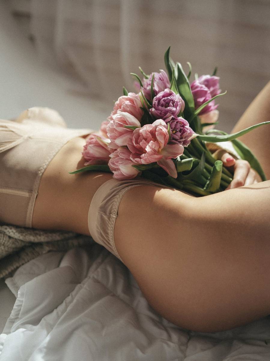 Meilleure esthéticienne pour une épilation des sourcils au fil à domicile à Mérignac 33700