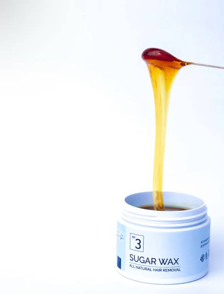 Esthéticienne professionnelle réalisant une épilation à la cire chaude à Bordeaux 33000 en Gironde