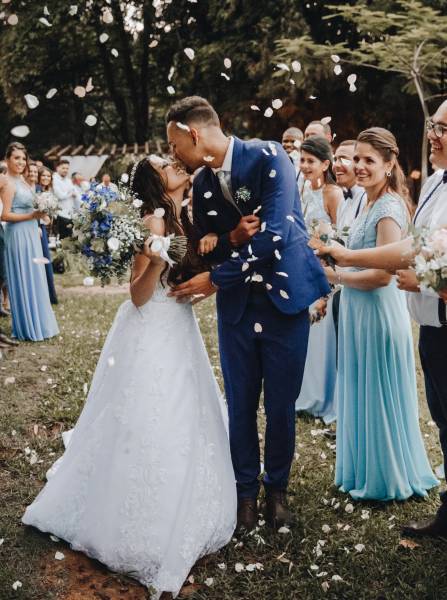 Esthéticienne professionnelle réalisant un rehaussement de cils avec teinture pour une mariée à Bordeaux 33000 en Gironde