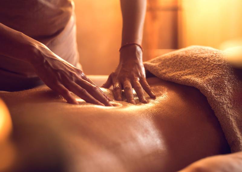 Séance de massage californien personnalisée à domicile pour apaiser les douleurs musculaires Bordeaux 33000